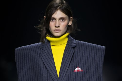 Jacquemus: Το πιο ανατρεπτικό show από τις πασαρέλες του Παρισιού από ένα πολλά υποσχόμενο σχεδιαστή