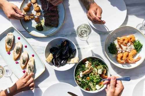 Σε μία βεράντα του Αιγαίου: Το νέο γαστρονομικό μαργαριτάρι της Τήνου στην πιο ωραία περιοχή  