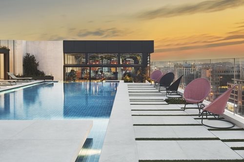 «Σαν να ίπτασαι πάνω από την πόλη»: Το εστιατόριο-μπαρ που προσγειώθηκε στην κορυφή της Αθήνας 