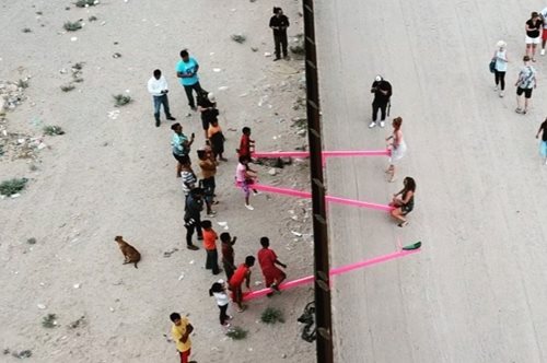 Παιχνίδι εναντίον διχασμού: Καλλιτέχνες τοποθέτησαν τραμπάλες στο Τείχος μεταξύ ΗΠΑ και Μεξικού