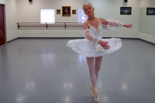 «Το μπαλέτο διδάσκει αλληλοσεβασμό»: Μια 77χρονη μπαλαρίνα ξέρει το νόημα της ζωής