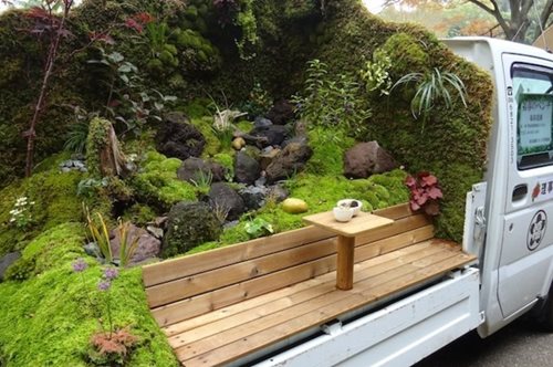 Γιατί στην Ιαπωνία φτιάχνουν κήπους μέσα στις καρότσες παλιών αυτοκινήτων; 
