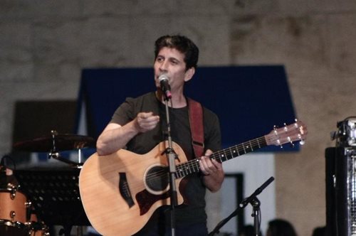 «Σβήστε τώρα αυτό το πράγμα». Ο Σωκράτης Μάλαμας διακόπτει πολύ εκνευρισμένος τη συναυλία του