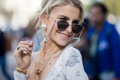 Η Παυλίνα Ψάρρου φτιάχνει τις πιο ωραίες κοκάλινες αλυσίδες για τα γυαλιά σου: Ένα αξεσουάρ-κόσμημα 