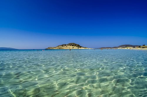 Μόλις λίγες ώρες από την Αθήνα. Ένα εκτυφλωτικό βίντεο από την παραλία Σίμος στην Ελαφόνησο