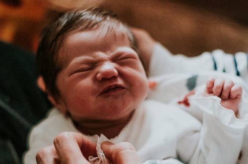 Ένας παιδίατρος δείχνει τη «θαυματουργή» κίνηση που ηρεμεί αμέσως το νεογέννητο που κλαίει γοερά