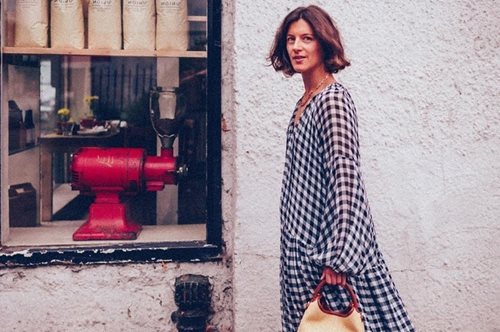 Επιτέλους: Επιστρέφει στη μόδα μια τσάντα που χωράει όλα όσα χρειαζόμαστε - και ακόμα περισσότερα