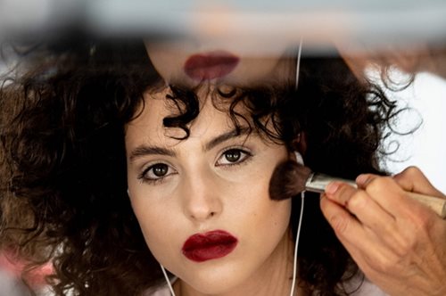 Ο λόγος που αυτό το κλασικό προϊόν μακιγιάζ πουλάει ένα κομμάτι κάθε 5 δευτερόλεπτα