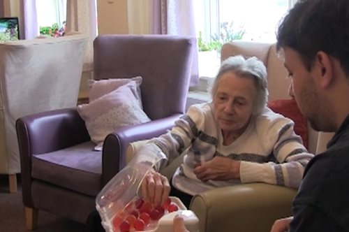 Φοιτητής δημιούργησε ζελεδάκια από νερό για να μην αφυδατώνεται η γιαγιά του που πάσχει από άνοια