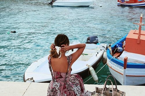 Είναι τάση: Ένας παράξενος συνδυασμός χρωμάτων βγαλμένος από τον παράδεισο απογειώνει κάθε λουκ