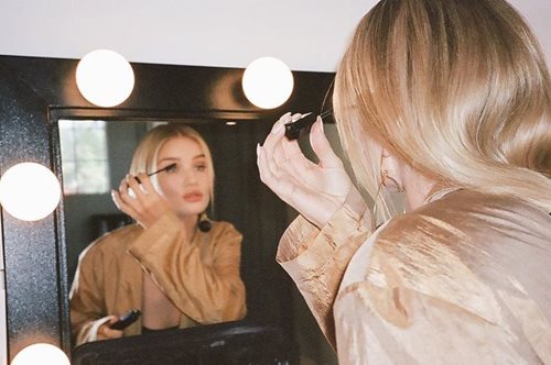 «Κάθε φορά που χρησιμοποιώ το αγαπημένο μέικαπ της Ρόζι Χάντινγκτον, γεμίζω κομπλιμέντα»