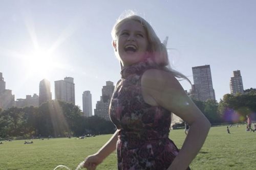 14χρονη αυτιστική έφηβη σκηνοθετεί ντοκιμαντέρ μικρού μήκους που μας μυεί στο μη λεκτικό κόσμο της