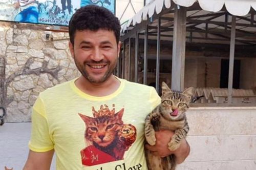 Αληθινός ήρωας: Ο άντρας που σώζει παιδιά και γάτες στο βομβαρδισμένο Χαλέπι της Συρίας