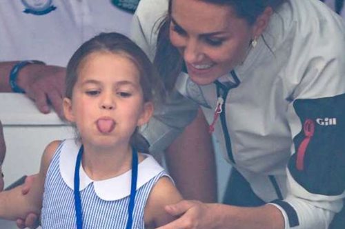 Ξαναχτύπησε: Η πρίγκιπισσα Σάρλοτ βγάζει πάλι τη γλώσσα της στους δημοσιογράφους