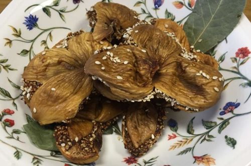 Ξερά σύκα γεμιστά με καρυδόψιχα της Αργυρώς Μπαρμπαρίγου. Το πιο υγιεινό σνακ με τη μελένια γλύκα