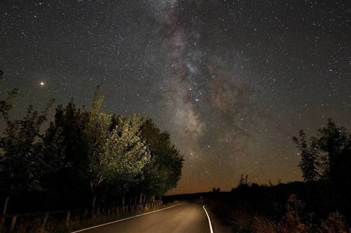 Απόψε όλα τα βλέμματα στρέφονται στον ουρανό: Κορυφώνονται οι Περσείδες, η θεαματική βροχή αστεριών