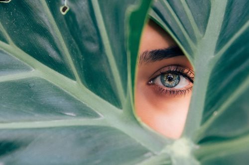 Η κρέμα ματιών που αναζωογονεί το κουρασμένο βλέμμα στη στιγμή. Θεραπεία εξπρές μετά το ξενύχτι