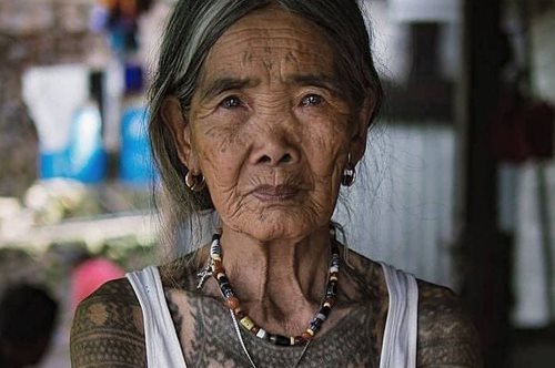 Η 102χρονη tattoo artist των Φιλιππινών. Οι πελάτες της ταξιδεύουν 15 ώρες για να την επισκεφτούν
