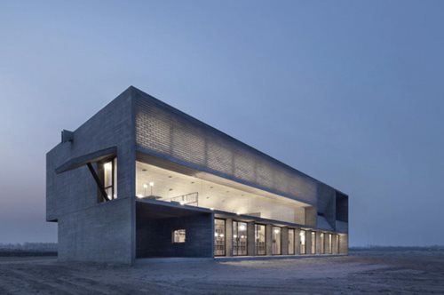 «Η βιβλιοθήκη στην ακτή». Πάνω σε μία μεγάλη παραλία μία βιβλιοθήκη στέκεται επιβλητική και μόνη