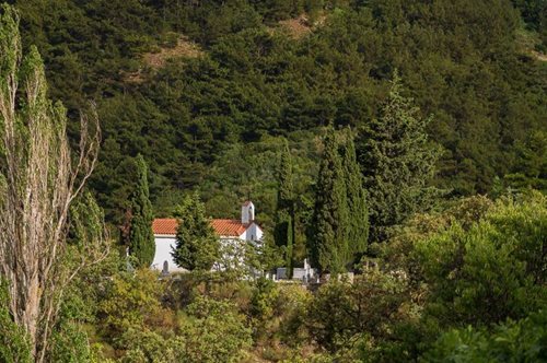 Βόρεια Χίος: Ένας μυστικός καταπράσινος παράδεισος με μονή στον βράχο, με παράξενο όνομα και ιστορία