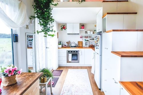 Μοιάζει με κουκλόσπιτο, αλλά δεν είναι. Το μικροσκοπικό σπίτι που χωράει ακόμα και walk-in-closet