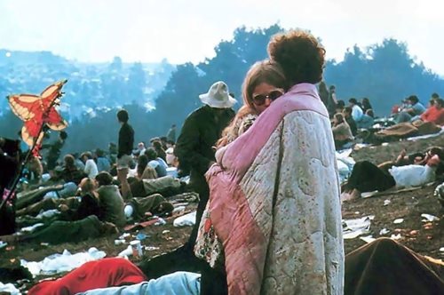 Η φανταστική ιστορία του ζευγαριού-συμβόλου του Γούντστοκ που παραμένει ερωτευμένο 50 χρόνια 