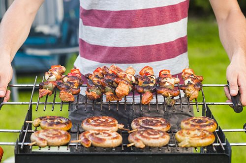 Τσικνοπέμπτη στο σπίτι σου: 17 αξιώματα για το τραπέζι που θα κάνεις στους φίλους σου