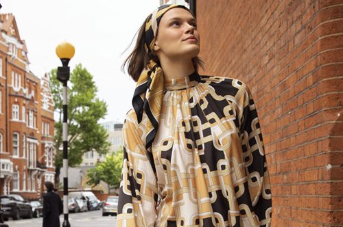 Μια συνεργασία-έκπληξη της H&M μας φέρνει εικόνες από τα ξέφρενα 60s του Λονδίνου 