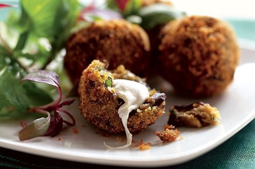 Αντίο κρέας: Οι μελιτζανοκεφτέδες στον φούρνο είναι μια τέλεια επιλογή ελαφριού πιάτου 