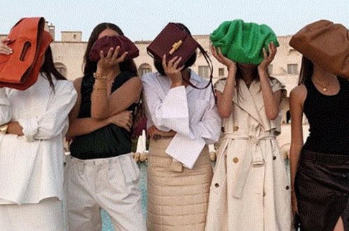 Τα 5 στυλ τσάντας που είναι πραγματικά ολόφρεσκα: Αλλάζουν μεμιάς την εικόνα σου 