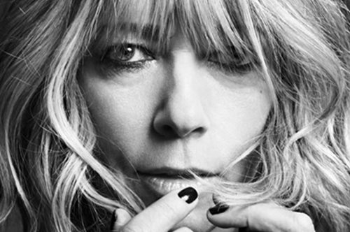 Kιμ Γκόρντον: H σκοτεινή θεά του αμερικανικού ροκ μόλις έβγαλε καινούργιο τραγούδι