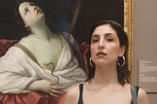 «Ούτε αγία, ούτε π….α»: Διαμαρτυρία για τα στερεότυπα των παρθένων κοριτσιών, που έγινε αμέσως viral