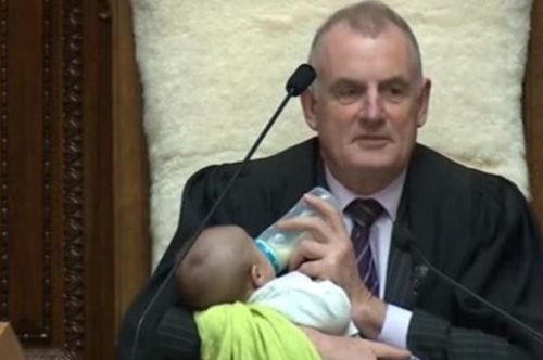 O πρόεδρος της Βουλής της Νέας Ζηλανδίας ταΐζει μωρό με μπιμπερό κατά τη διάρκεια συνεδρίασης 