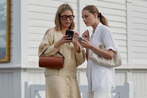 Όλες έχουν αρχίσει να δένουν αλλιώς τα κορδόνια τους και μιλάμε για τη μεγαλύτερη τάση της σεζόν