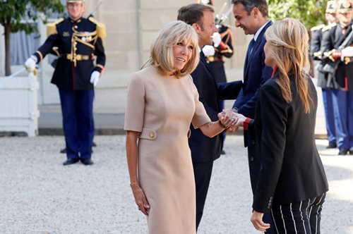 Ο λόγος που η Μπριζίτ Μακρόν χαιρέτησε την Μαρέβα Μητσοτάκη με το αριστερό χέρι 