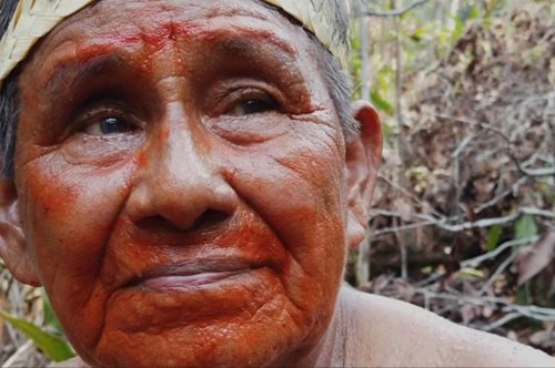 «Θα δώσω τη ζωή μου». Ο ηγέτης της φυλής Mura ορκίζεται να πολεμήσει για να σωθεί ο Αμαζόνιος