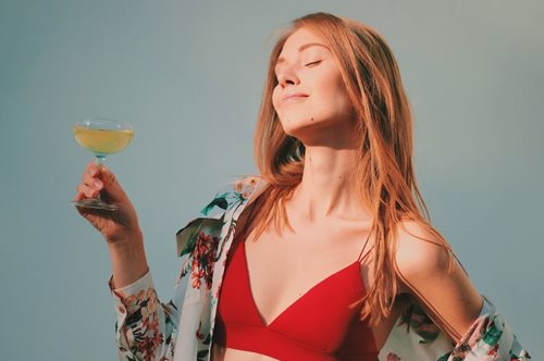 Γιατί όλο το Instagram φοράει το βαρετό σουτιέν που μέχρι πέρυσι καμιά δεν ήθελε να δει μπροστά της;