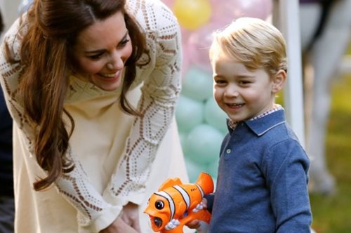 Ο μικρός πρίγκιπας Τζορτζ μαθαίνει μπαλέτο, παρουσιάστρια τον κοροϊδεύει δημοσίως, το ίντερνετ ξεσπά