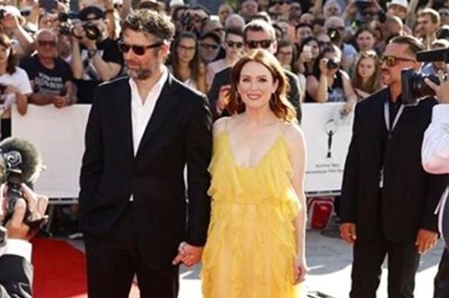 16 χρόνια μαζί. Η συγκινητική ανάρτηση της Τζούλιαν Μουρ για την επέτειο του γάμου της