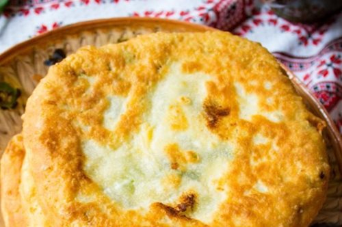 Η τραγανή τυρόπιτα-αστραπή που φτιάχνεται σε 10 λεπτά στο τηγάνι και θυμίζει τις Σκοπελίτικες πίτες