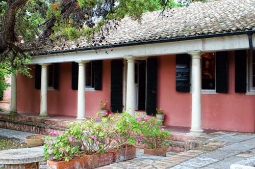 Ένας δροσερός, πανέμορφος θερινός κινηματογράφος στον κήπο του Μουσείου Καποδίστρια στην Κέρκυρα 