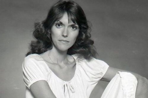 Η τραγική μοίρα της Κάρεν Κάρπεντερ, της λαμπερής ποπ σταρ που βούλιαξε στις διατροφικές διαταραχές