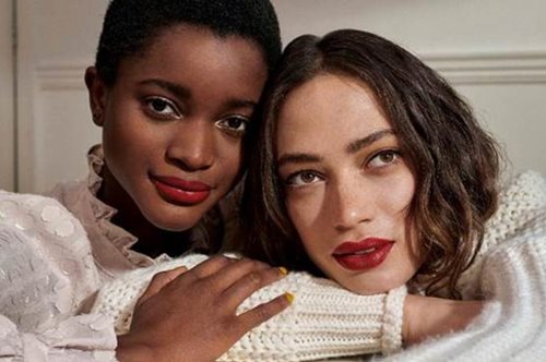 Διάφανη κάλυψη: Η νέα, οικονομική πούδρα της H&M και τα νέα κραγιόν ήρθαν για να σε φωτίσουν 