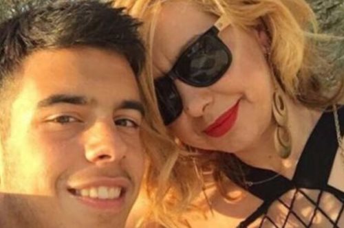 Διπλή χαρά: Συμφοιτητές μητέρα και γιος από τη Λάρισα