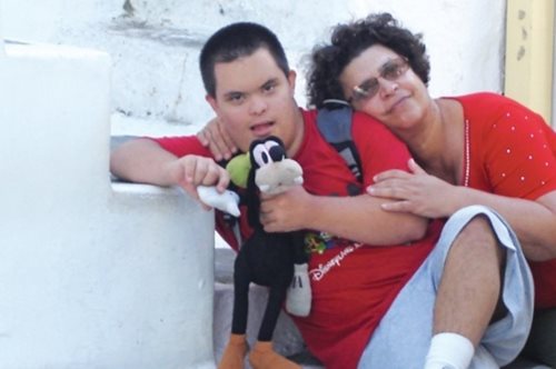 Ο Ιωακείμ νίκησε το σύνδρομο Down, μιλά 4 γλώσσες και ξέρει 3 μουσικά όργανα 