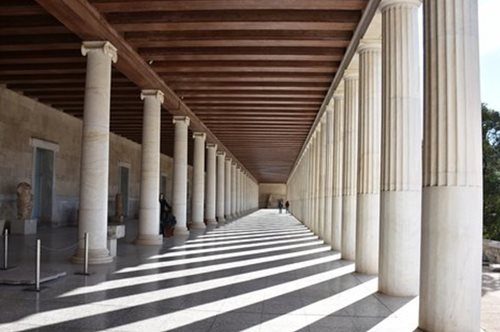 «Οι πέτρες μιλούν»: Θέατρο στη Στοά του Αττάλου, σε τρεις γλώσσες και με ελεύθερη είσοδο 