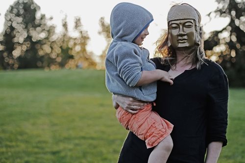 «Με φοβίζεις. Μα πιο πολύ με αηδιάζεις. Ο γονεϊκός ρόλος δεν είναι για όλους»: Μια σοβαρή ανάρτηση