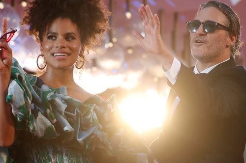 Το πονεμένο γέλιο του Joker: O Χοακίν Φίνιξ φλερτάρει με το Όσκαρ σε έναν ρόλο που καθηλώνει