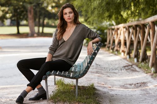 Κασμίρι και χρώματα φύλλων: Η Falconeri εμπνέεται τα φθινοπωρινά looks από τη φύση