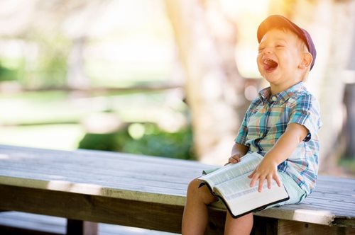 Όμορφα παιδικά βιβλία ζωντανεύουν στην Αθήνα μέσα από μεγαλόφωνες αναγνώσεις σε δέκα γλώσσες